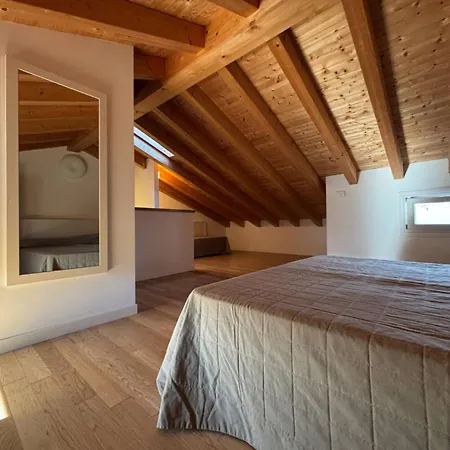 Апартаменти Comfy Flat With A Fireplace