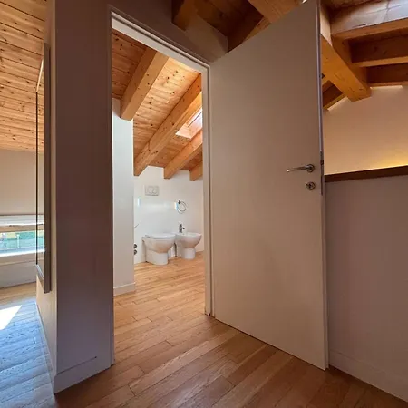 Апартаменти Comfy Flat With A Fireplace *