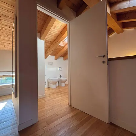 Апартаменти Comfy Flat With A Fireplace
