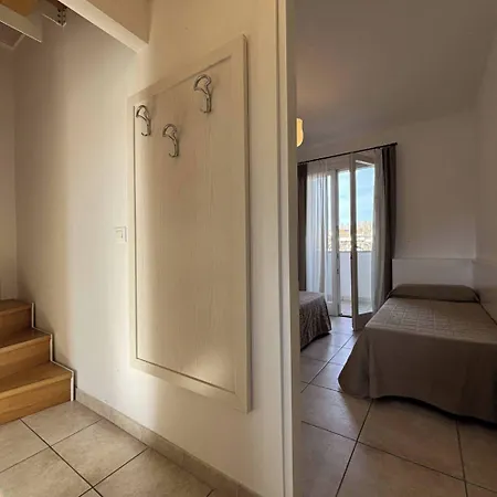 Апартаменти Comfy Flat With A Fireplace *