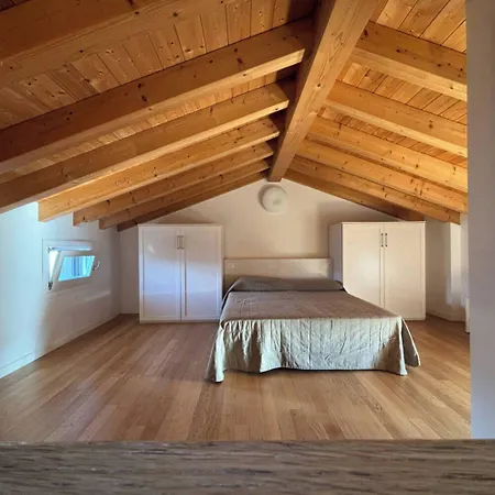 Апартаменти Comfy Flat With A Fireplace